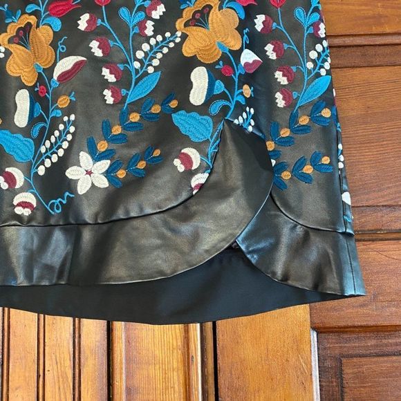 Laundry Faux-Leather Floral-Embroidered Skirt Size M - Picture 3 of 11